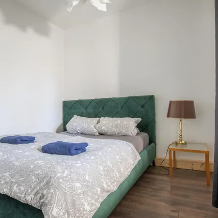 Urige Mit Zwei Betten Und Genialer Kueche